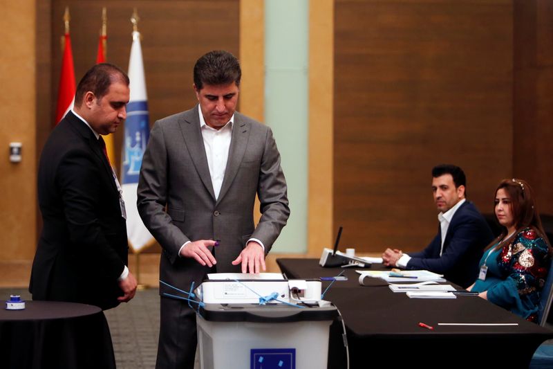 &copy; Reuters. رئيس إقليم كردستان العراق نيجيرفان برزاني لدى تصويته في الانتخابات البرلمانية في أربيل. صورة من أرشيف رويترز.