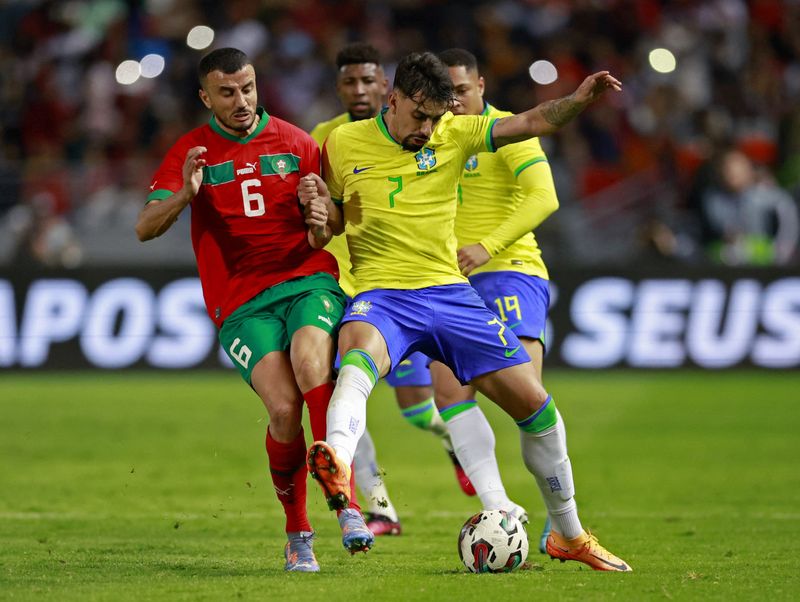 &copy; Reuters. Lucas Paquetá, do Brasil, em ação com Romain Saiss, do Marrocos, no amistoso em Tânger, Marrocos
25/03/2023
REUTERS/Juan Medina