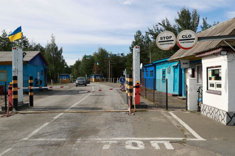 © Reuters. FILE PHOTO: A general view shows the checkpoint Vilcha on the border with Belarus, in Ukraine September 8, 2020.  REUTERS/Valentyn Ogirenko