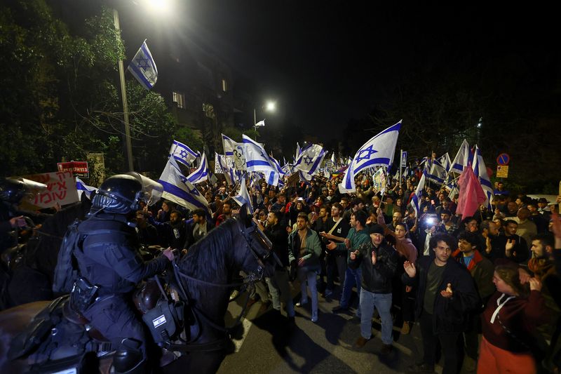 &copy; Reuters. إسرائيليون يشاركون في مظاهرة احتجاجا على إقالة نتيناهو لوزير الدفاع الإسرائيلي يوآف جالانت يوم الأحد. تصوير: رونين زفولون - رويترز 