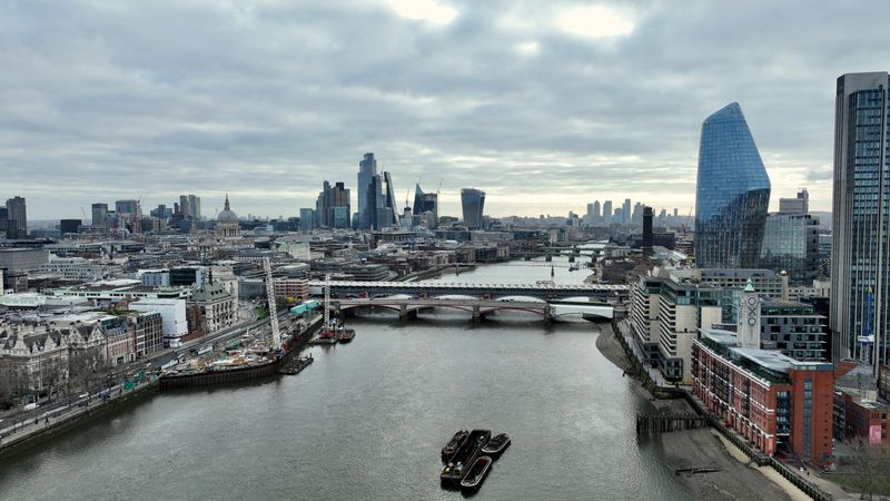 © Reuters. A view of the British capital's twin financial powerhouse, the City of London and Canary Wharf, in London, Britain March 19, 2023. REUTERS/Yann Tessier