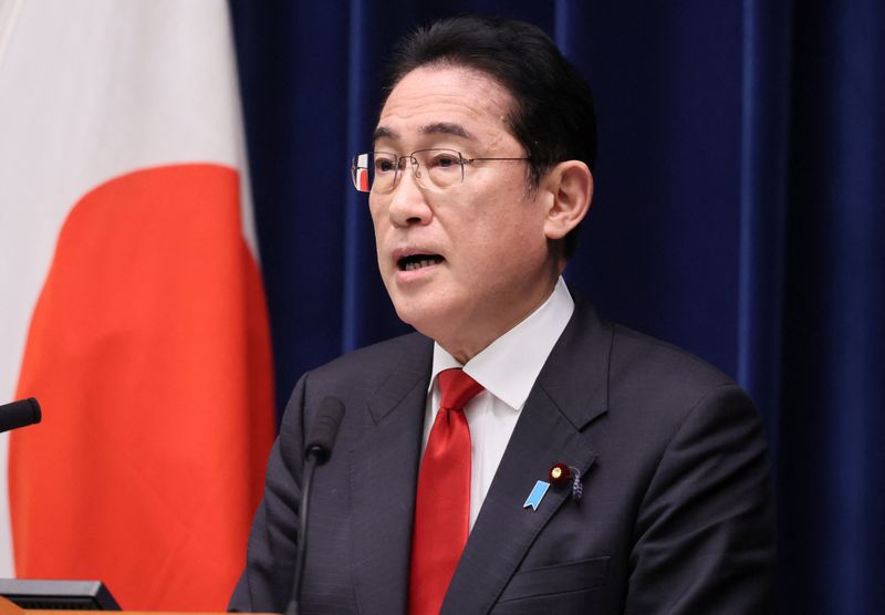 © Reuters. FILE PHOTO: Japanese Prime Minister Fumio Kishida speaks about his parent policy at a press conference at his official residence in Tokyo on March 17, 2023. YOSHIKAZU TSUNO/Pool via REUTERS