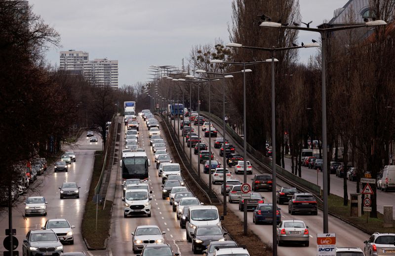 &copy; Reuters.  ３月２５日、 欧州連合（ＥＵ）はガソリン車など内燃機関（エンジン）車の新車販売について、２０３５年以降も「ｅ－ｆｕｅｌ（イーフュエル）」と呼ばれる合成燃料の利用に限り認め