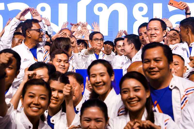 &copy; Reuters. タイのプラユット首相（写真中央）は２５日、５月１４日に行われる選挙での再選を目指し、新党「タイ団結国家建設党」の最初の候補者として正式に指名された。３月２５日、バンコクで