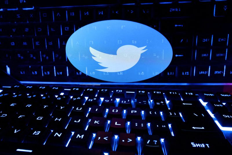 © Reuters. FILE PHOTO: A keyboard is placed in front of a displayed Twitter logo in this illustration taken February 21, 2023. REUTERS/Dado Ruvic/Illustration/File Photo