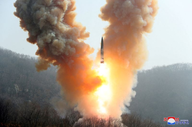 © Reuters. مشهد يظهر صاروخا أطلقه الجيش الكوري الشمالي في مكان غير معروف في صورة نشرتها وكالة الأنباء المركزية الكورية الشمالية يوم 20 مارس آذار 2023. صورة لرويترز من وكالة الأنباء المركزية الكورية. لم يتسن لرويترز التحقق بشكل مستقل من هذه الصورة. يحظر بيع الصورة لطرف ثالث. يحظر استخدام الصورة داخل كوريا الجنوبية. يحظر بيع الصورة لأغراض تجارية أو تحريرية داخل كوريا الجنوبية.