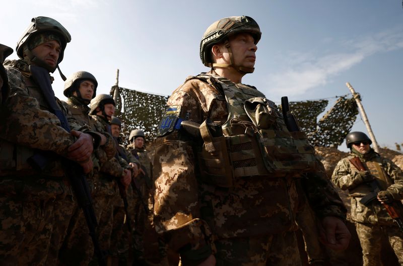 &copy; Reuters. FILE PHOTO-Colonel general Oleksandr Syrskyi, Commander of the Ground Forces of Ukraine, visits his troops at an advanced post as Russia's attack on Ukraine continues, in north of Kyiv, Ukraine March 29, 2022. REUTERS/Zohra Bensemra