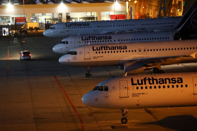 &copy; Reuters. Des avions Lufthansa stationnés à l'aéroport de Francfort lors d'une grève nationale. /Photo prise le 27 mars 2023 à Francfort, en Allemagne/REUTERS/Kai Pfaffenbach