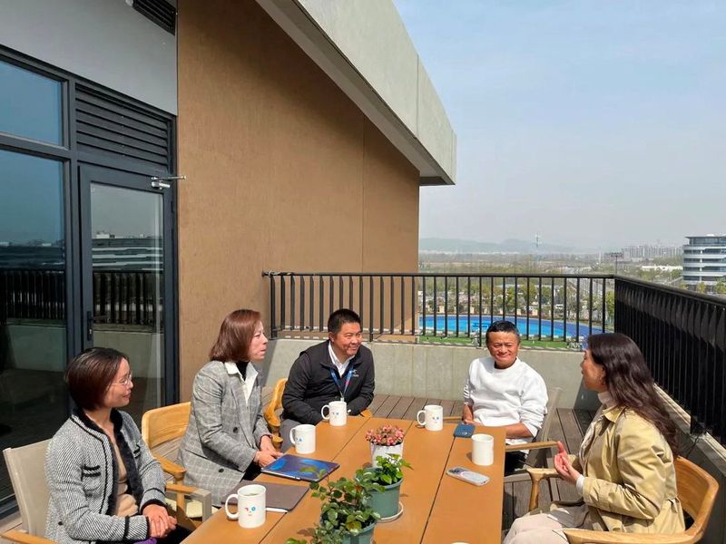 © Reuters. Alibaba founder Jack Ma visits Hangzhou Yungu School in Hangzhou, Zhejiang province, China in this handout picture released on March 27, 2023. Hangzhou Yungu School/Handout via REUTERS 