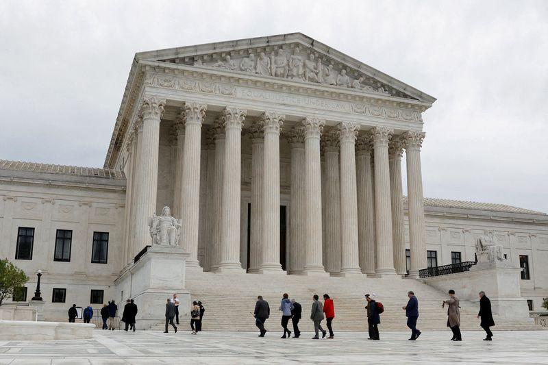 &copy; Reuters. FILE PHOTO: People walk across the plaza of the U.S. Supreme Court building on the first day of the court's new term in Washington, U.S. October 3, 2022.  REUTERS/Jonathan Ernst