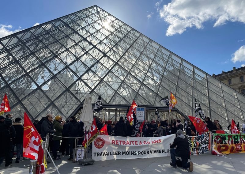 &copy; Reuters. Manifestantes protestam contra reforma da Previdência em frente ao Museu do Louvre, em Paris
27/03/2023 REUTERS/Horaci Garcia