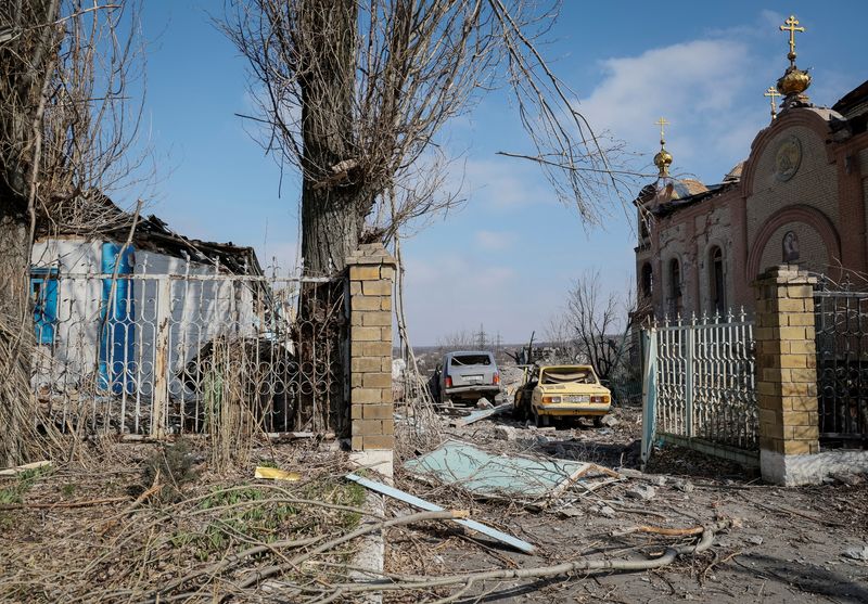 © Reuters. FILE PHOTO: A view shows a residential building, cars and a church damaged by a Russian military strike, amid Russia's attack on Ukraine, in the frontline city of Avdiivka, in Donetsk region, Ukraine March 20, 2023. REUTERS/Alex Babenko