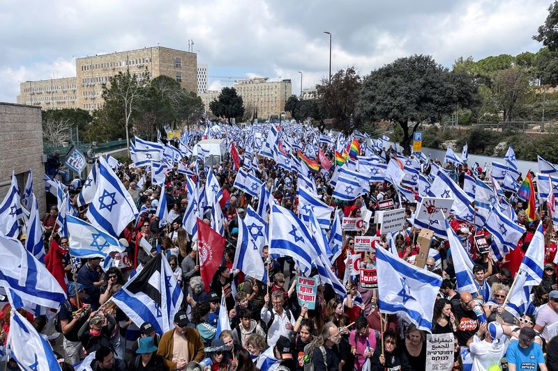 &copy; Reuters. Israelenses protestam contra proposta de reforma do Judiciário perto da Suprema Corte do país em Jerusalém
27/03/2023 REUTERS/Ilan Rosenberg