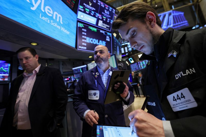 © Reuters. Traders work on the floor of the New York Stock Exchange (NYSE) in New York City, U.S., March 22, 2023.  REUTERS/Brendan McDermid