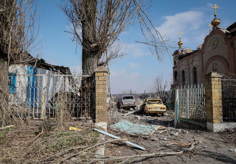 &copy; Reuters. Prédio residencial, carros e igreja danificados por ataque militar russo na cidade ucraniana de Avdiivka
20/03/2023 REUTERS/Alex Babenko