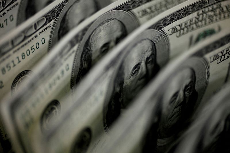 &copy; Reuters. FOTO DE ARCHIVO: Una ilustración fotográfica muestra billetes de 100 dólares estadounidenses tomada en Tokio