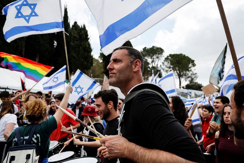 &copy; Reuters. Protesters drum and hold flags during a demonstration after Israeli Prime Minister Benjamin Netanyahu dismissed the defense minister as his nationalist coalition government presses on with its judicial overhaul, in Jerusalem, March 27, 2023. REUTERS/Ammar