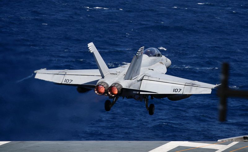 © Reuters. Aeronave F-18 Super Hornet da Marinha dos EUA decola na cabine de comando do USS Nimitz, na costa de Busan, Coreia do Sul
27/03/2023
Jeon Heon-Kyun/Pool via REUTERS