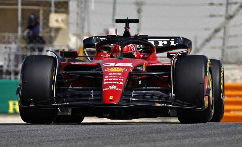 &copy; Reuters. Una vettura Formula 1 Ferrari presso il circuito internazionale del Bahrain. REUTERS/Hamad I Mohammed
