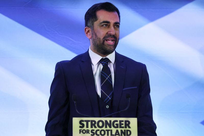 &copy; Reuters. Humza Yousaf habla mientras es anunciado como nuevo líder del Partido Nacional Escocés en Edimburgo, Reino Unido, el 27 de marzo de 2023. REUTERS/Russell Cheyne