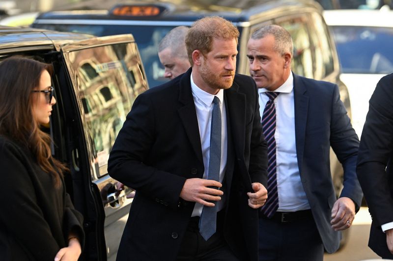 &copy; Reuters. Foto del lunes del príncipe Enrique llegando a la corte en Londres 
Mar 27, 2023. REUTERS/Toby Melville