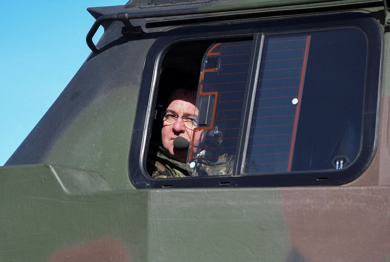 &copy; Reuters. Le ministre allemand de la Défense Boris Pistorius dans un char Leopard près de Magdebourg, en Allemagne. /Photo prise le 16 mars 2023/REUTERS/Fabian Bimmer 