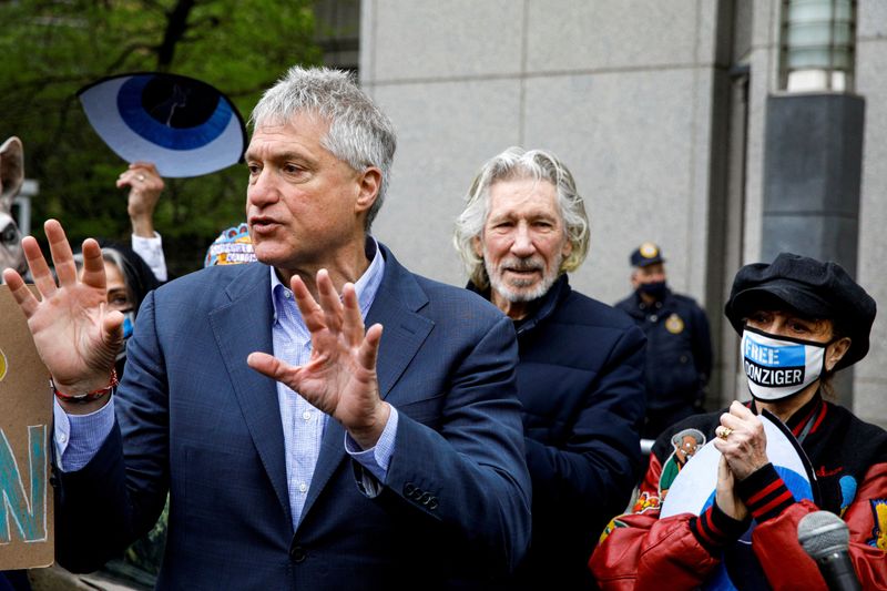 © Reuters. FILE PHOTO: Attorney Steven Donziger, who won a multi-billion dollar judgment against Chevron on behalf of Ecuadorian villagers, speaks to supporters with Singer Roger Waters and actor Susan Sarandon, as he arrives for his criminal contempt trail at the Manhattan Federal Courthouse in the Manhattan borough of New York City, New York, U.S., May 10, 2021.  REUTERS/Brendan McDermid/File Photo