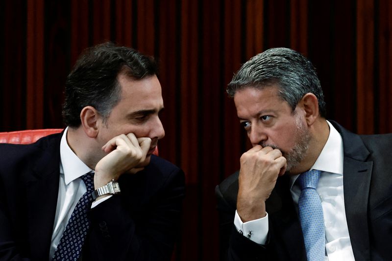 &copy; Reuters. Presidentes do Senado, Rodrigo Pacheco, e da Câmara dos Deputados, Arthur Lira, conversam durante cerimônia em Brasília
12/12/2022 REUTERS/Ueslei Marcelino