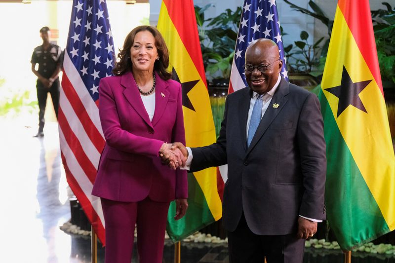 © Reuters. U.S. Vice President Kamala Harris meets with Ghana's President Nana Akufo-Addo during her week-long trip to Ghana, Tanzania and Zambia, in Accra, Ghana March 27, 2023. REUTERS/Francis Kokoroko