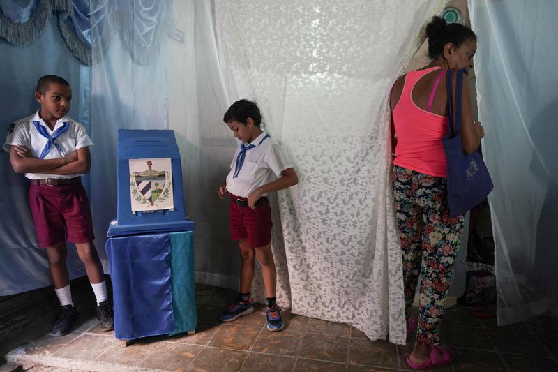 &copy; Reuters. FILE PHOTO: A woman prepares her vote at a polling station during the legislative elections in Havana, Cuba, March 26, 2023. REUTERS/Alexandre Meneghini