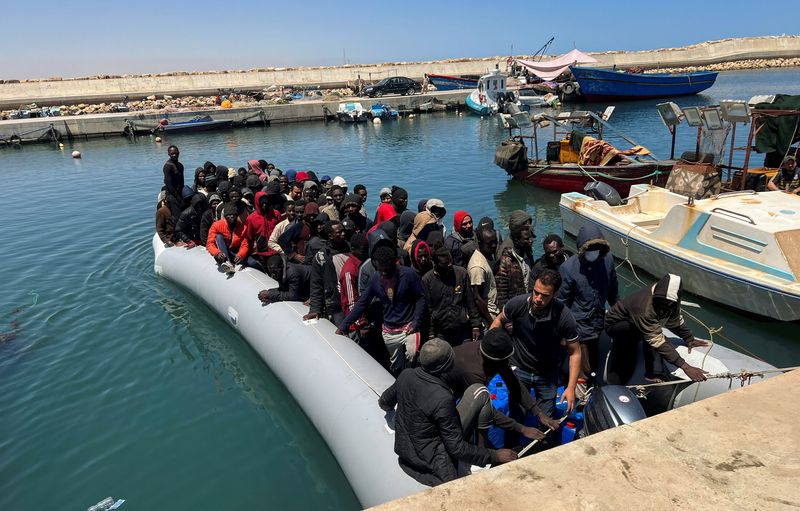 &copy; Reuters. Migranti salvati dalla Guardia Costiera libica nel Mar Mediterraneo arrivano a Garaboli, Libia, 23 maggio 2022. REUTERS/Hazem Ahmed