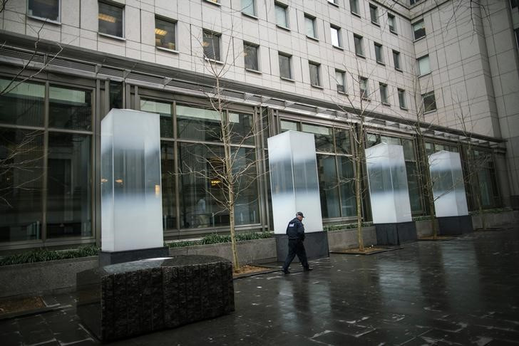 © Reuters. A court officer walks outside the Southern District of New York Federal courthouse during the outbreak of coronavirus disease (COVID-19), in New York City, New York, U.S., March 17, 2020.