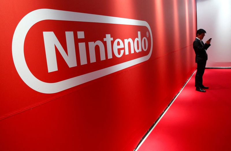 &copy; Reuters. FILE PHOTO: A man stands in front of Nintendo's logo at the presentation ceremony of its new game console Switch in Tokyo, Japan January 13, 2017. REUTERS/Kim Kyung-Hoon/File Photo