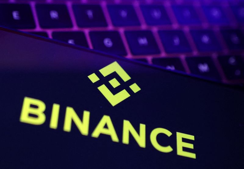 © Reuters. Smartphone with displayed Binance logo is placed on keyboard in this illustration taken, November 8, 2022. REUTERS/Dado Ruvic/Illustration sizes=