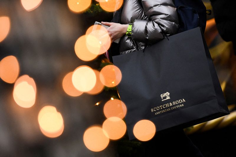 &copy; Reuters. A pedestrian carrying a Scotch & Soda bag is pictured near the department store KaDeWe, amid the coronavirus disease (COVID-19) pandemic, in Berlin, Germany December 23, 2021.  REUTERS/Annegret Hilse