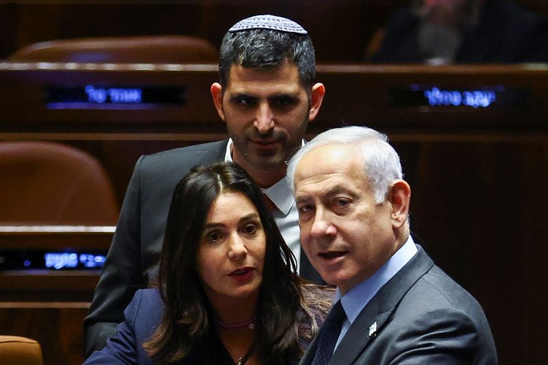 &copy; Reuters. Premiê de Israel, Benjamin Netanyahu, conversa com parlamentares durante encontro, em Jerusalém, Israel
27/03/2023
REUTERS/Ronen Zvulun