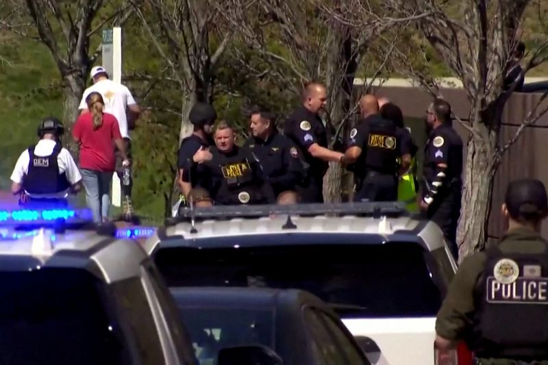 &copy; Reuters. Policiais se reúnem em escola onde ocorreu tiroteio em Nashville, nos Estados Unidos
27/03/2023 WKRN/NewsNation via REUTERS