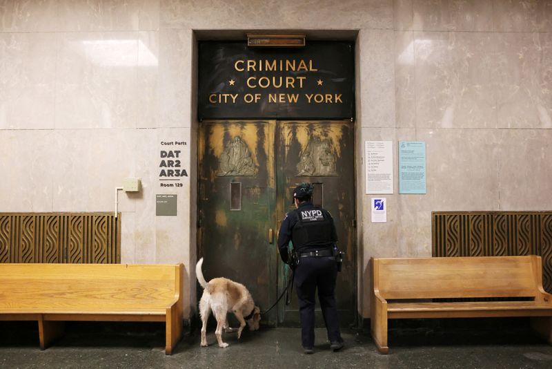 © Reuters. An officer from the New York City Police Department (NYPD) Canine Unit checks outside the Manhattan Criminal Court in New York City, U.S., March 27, 2023. Manhattan District Attorney Alvin Bragg's office is investigating $130,000 paid in the final weeks of former U.S. President Donald Trump's 2016 election campaign to Stormy Daniels, a porn star who said she had a sexual encounter with Trump in 2006 when he was married to his current wife Melania. REUTERS/Andrew Kelly