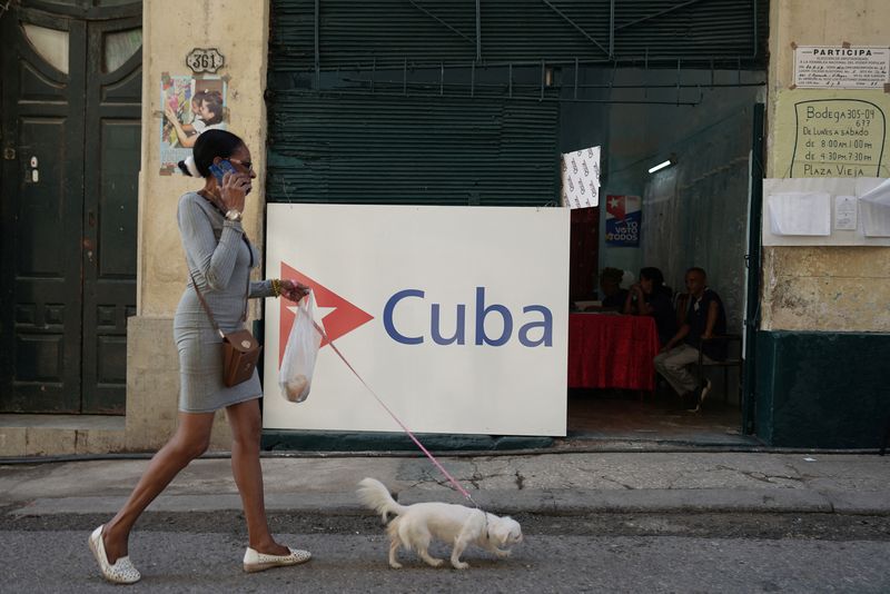 &copy; Reuters. Mulher passa por seção eleitoral em Havana, Cuba
26/03/2023
REUTERS/Alexandre Meneghini