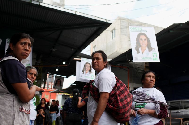 &copy; Reuters. Supporters of Sandra Torres, presidential candidate for the National Unity of Hope (UNE), attend a rally at a market as part of the kick off of her campaign, in Guatemala City, Guatemala March 27, 2023. REUTERS/Sandra Sebastian