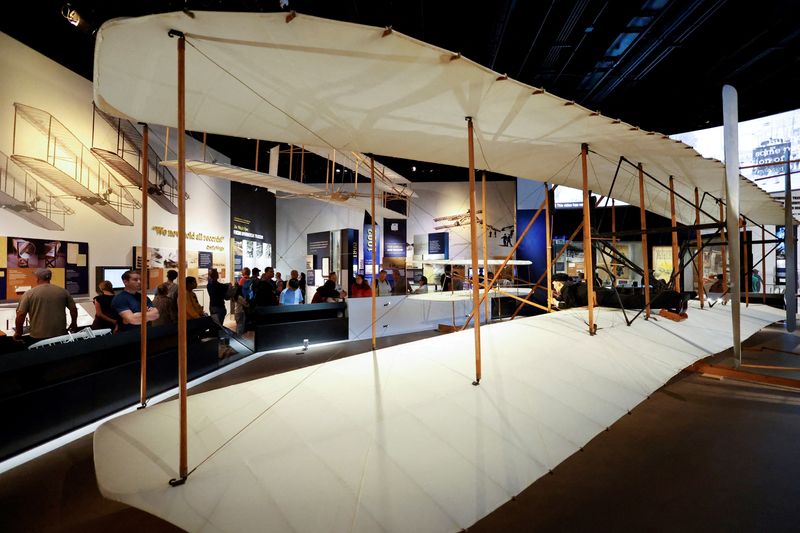 © Reuters. FILE PHOTO: Patrons view the Wright Brothers’ 1903 Wright Flyer at the Smithsonian's National Air and Space Museum during the public reopening of the museum’s west end galleries on the National Mall in Washington, U.S. October 14, 2022. REUTERS/Jonathan Ernst
