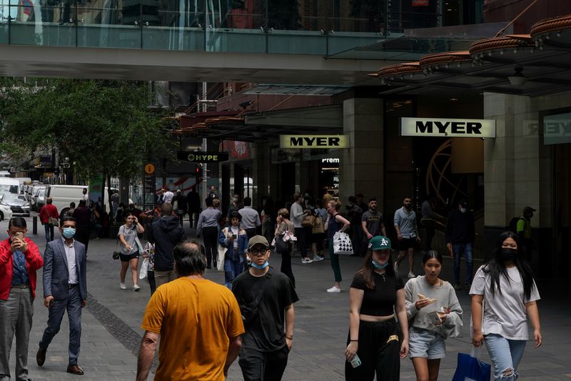 &copy; Reuters. FILE PHOTO: Pedestrians walk through a shopping plaza in the city centre, as the state of New South Wales surpasses the 90 percent double-dose coronavirus disease (COVID-19) vaccination target for its population aged 16 and over, in Sydney, Australia, Nov