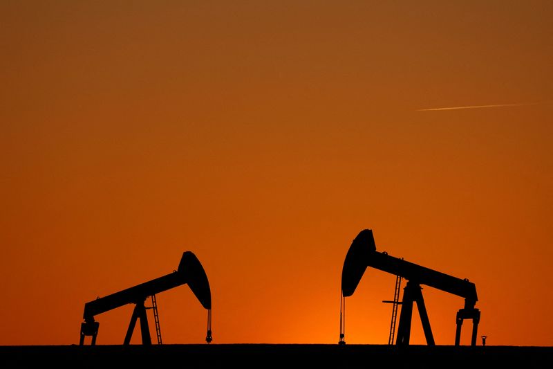 النفط يغلق مرتفعا وسط مخاوف بشأن إمدادات كردستان العراق وتراجع أزمة المصارف