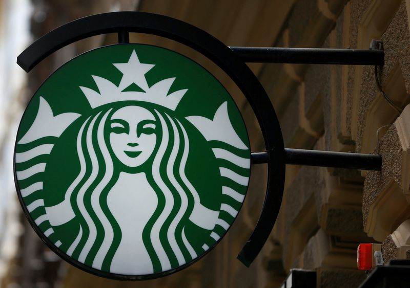 &copy; Reuters. FILE PHOTO: FILE PHOTO: A Starbucks logo is seen at a Starbucks coffee shop in Vienna, Austria, June 21, 2016.    REUTERS/Leonhard Foeger/File Photo