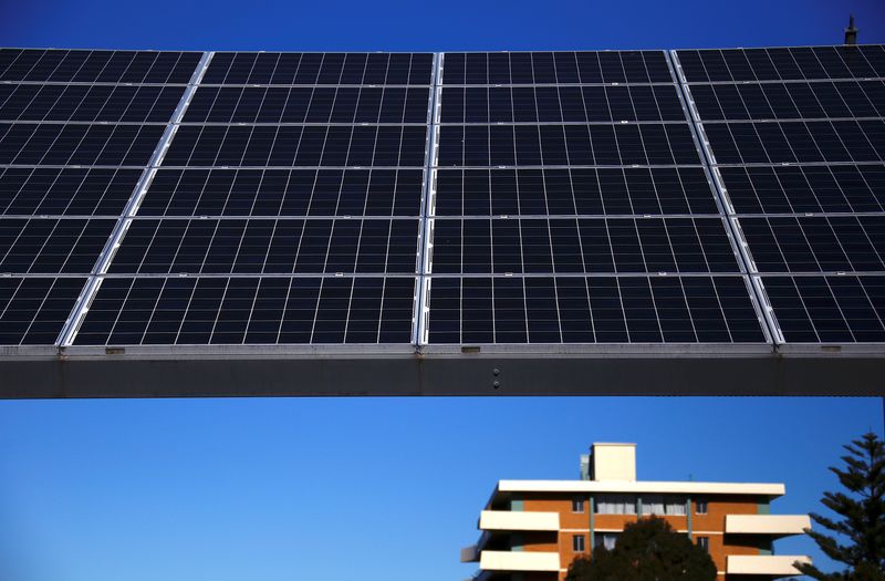 &copy; Reuters. FILE PHOTO: A solar array, a linked collection of solar panels, can be seen in front of a residential apartment block in the Sydney suburb of Chatswood in Australia, July 28, 2017.      REUTERS/David Gray
