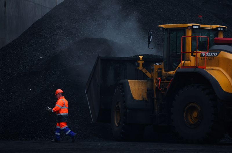 &copy; Reuters. FILE PHOTO: The coal is unloaded from a vessel in Port Gdanski Eksploatacja, Gdansk, Poland, December 5, 2022. REUTERS/Kacper Pempel