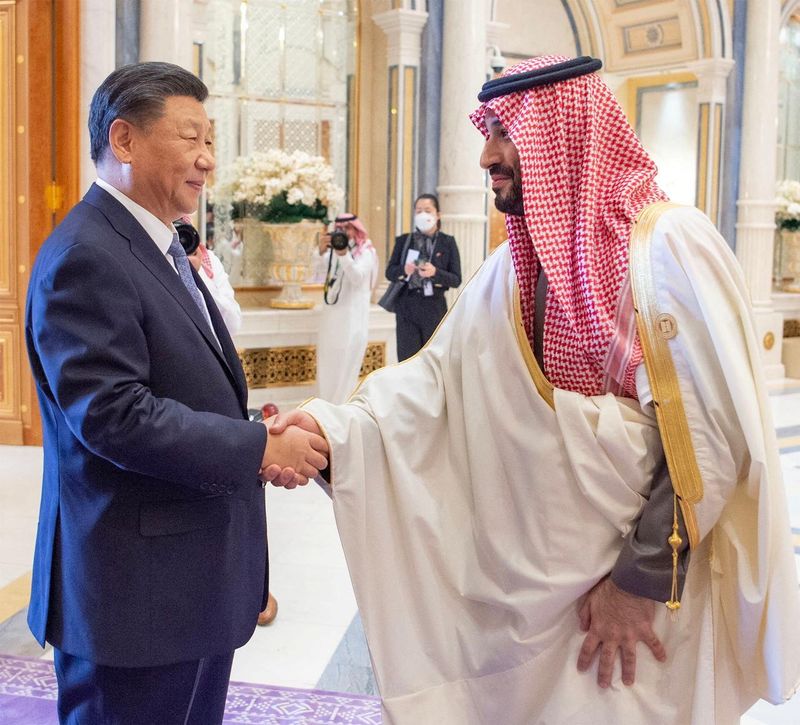 © Reuters. ولي العهد السعودي الأمير محمد بن سلمان يصافح الرئيس الصيني شي جين بينغ خلال القمة العربية الصينية بالرياض في التاسع من ديسمبر كانون الأول 2022. صورة لرويترز من وكالة الأنباء السعودية.  
 