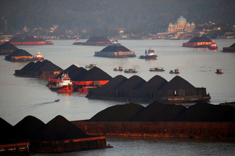 © Reuters. FILE PHOTO: Coal barges are pictured as they queue to be pull along Mahakam river in Samarinda, East Kalimantan province, Indonesia, August 31, 2019. REUTERS/Willy Kurniawan/File Photo