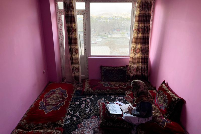&copy; Reuters. طالبة أفغانية تتلقى دروسا عبر الإنترنت في منزلها في العاصمة كابول في 18 مارس آذار 2023. تصوير سيد حسيب- رويترز.