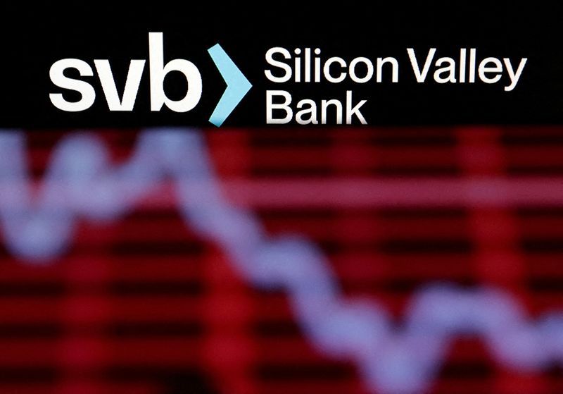 &copy; Reuters. FOTO DE ARCHIVO: El logotipo de SVB (Silicon Valley Bank) y un gráfico de acciones en descenso en esta ilustración tomada el 19 de marzo de 2023. REUTERS/Dado Ruvic/Ilustración/